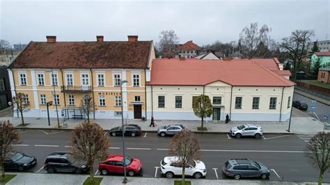 Tematinė nuotrauka: Kelių muziejaus fasadas Vievyje