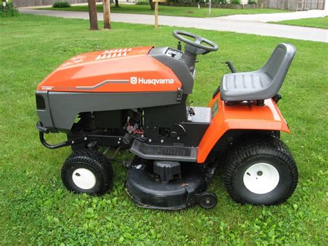 Traktoriaus Husqvarna YTH180XP paruošimas diržo keitimui