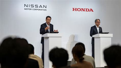 Koliažas su logotipais ir ikoniniais modeliais iš Toyota, Honda, Nissan ir Mazda