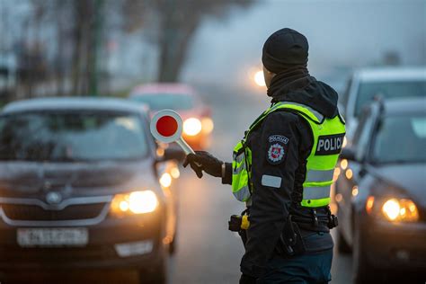 Policijos reidų nuotrauka su alkotesteriu
