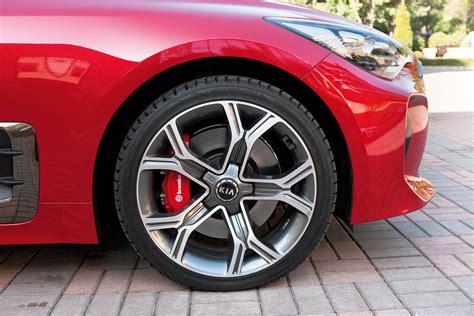 Kia Stinger su Brembo stabdžiais ir galiniais ratais