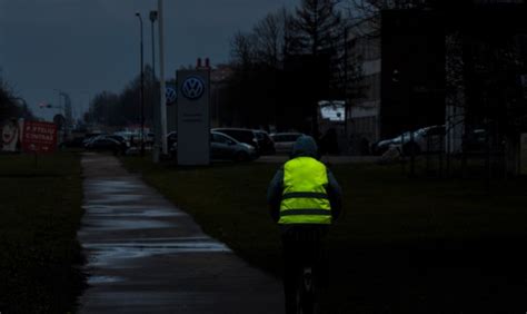 Pėsčiųjų su atšvaitais nuotrauka tamsiu paros metu