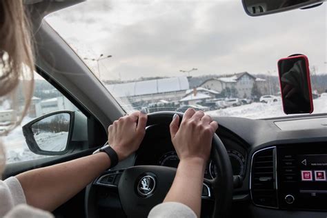 Teminė nuotrauka: įtartinai važiuojantis automobilis kelyje