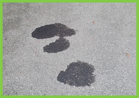 Tematinė nuotrauka: įvairių spalvų skysčių dėmės ant asfalto po automobiliu