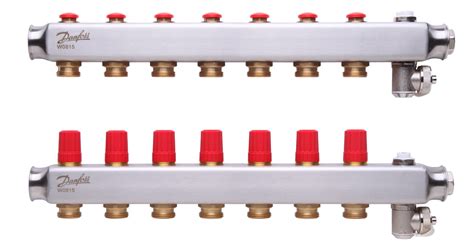 Profesionaliai nufotografuotas automobilio išmetimo kolektorius su sumontuotu šilumos skydeliu.