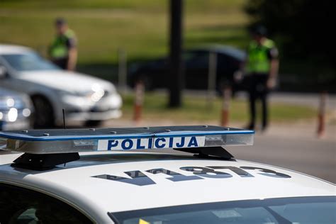 Teminė nuotrauka: žmogus geria kavą automobilyje, kelio fone