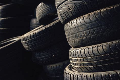 Teminė nuotrauka: netvarkingai išmestos padangos gamtoje