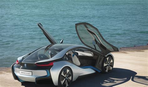 BMW modelių asortimento iliustracija, vaizduojanti sportinius automobilius ir prabangius visureigius
