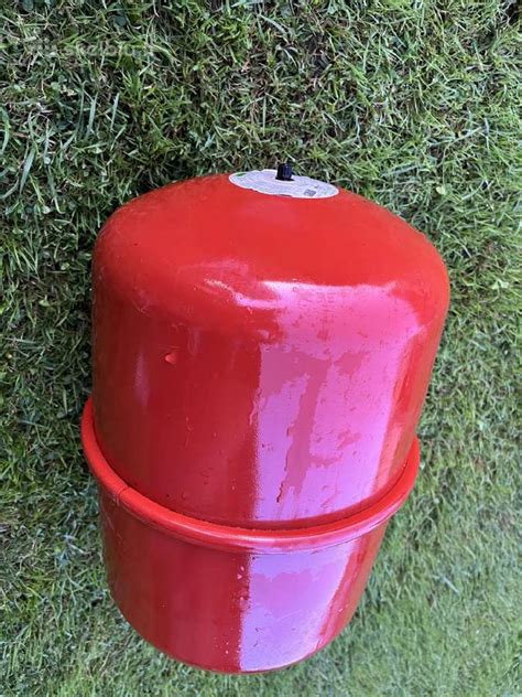 išsiplėtimo bakelis su MIN ir MAX žymomis