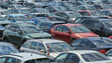 Aplinkos tarša iš apleistų automobilių: ištekantys skysčiai, rūdys, sudaužyti stiklai