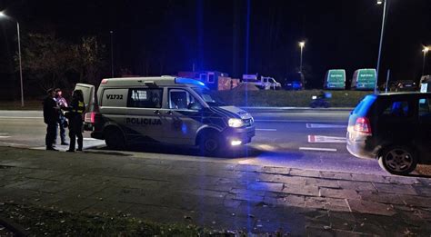 Policijos pareigūnai Konektikuto gatvėje, JAV, atliekantys tyrimą.
