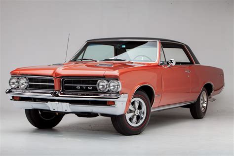 Archyvinė nuotrauka, demonstruojanti klasikinį 1964-1974 m. Pontiac GTO dizainą