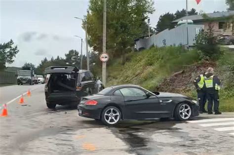 Teminė nuotrauka: automobilis parkuojasi ankštoje vietoje