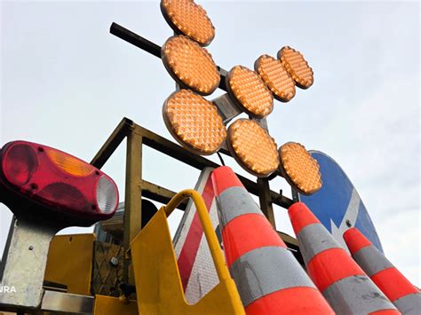Teminė nuotrauka: Kelių darbai su ryškiais signaliniais ir įspėjamaisiais žibintais