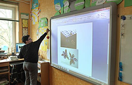 Mokyklinės klasės vaizdas su interaktyvia lenta