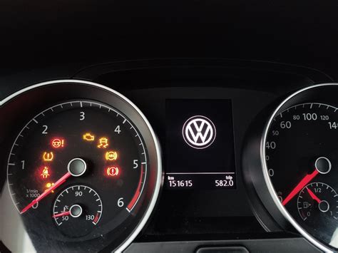 Iliustracija: Ranka spaudžia mygtukus prietaisų skydelyje senesniame Volkswagen modelyje, pavyzdžiui, Passat B5.5