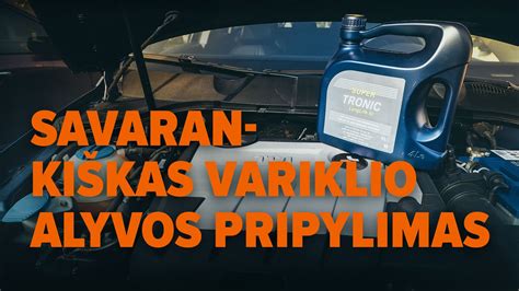 Mechanikas keičia variklio alyvą automobiliui