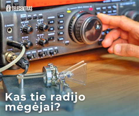 Teminė nuotrauka su įvairiomis racijomis ir radijo ryšio įranga