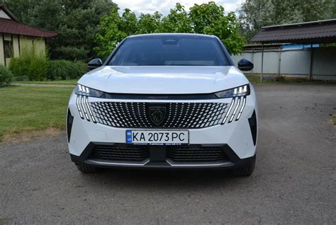 Naujojo Peugeot 3008 eksterjero dizaino iliustracija su LED žibintais, dviejų spalvų stogu ir dideliais lengvojo lydinio ratlankiais