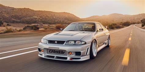 Nissan Skyline R33 GT-R važiuojantis keliu