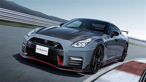 Nissan GT-R Nismo važiuojantis trasoje