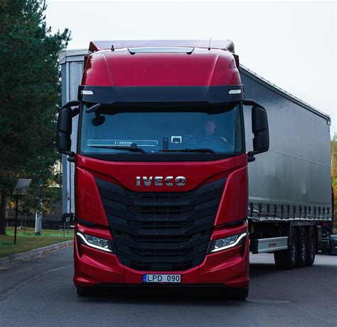 Nuotrauka su įvairiais nuomojamais komerciniais automobiliais: furgonais, sunkvežimiais, mikroautobusais.