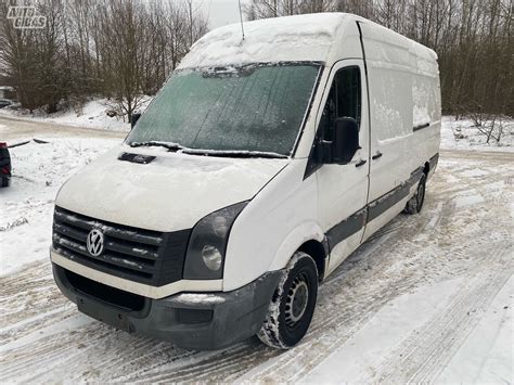 Tematinė nuotrauka: įvairios naudotos automobilių dalys Volkswagen LT modeliui, tvarkingai sudėtos sandėlyje