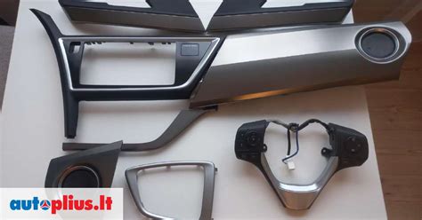 Toyota Auris interjero dizaino detalės ir medžiagų tekstūra