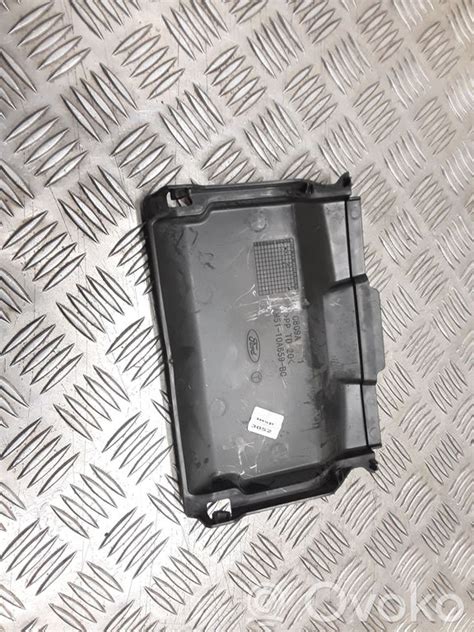 Pažeistas Ford Galaxy akumuliatoriaus dangtis