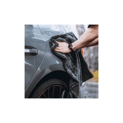 Automobilio sausinimo šluostė ir ja nusausinamas automobilis