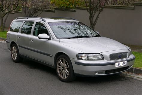 Volvo V70 (II kartos) universalas, iliustruojantis automobilio patikimumą ir erdvumą