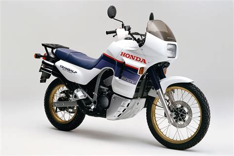 Tematinė Honda XL 600 V Transalp motociklo nuotrauka važiuojant bekele
