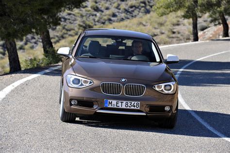 BMW 1 serijos E87 hečbekas važiuojantis keliu