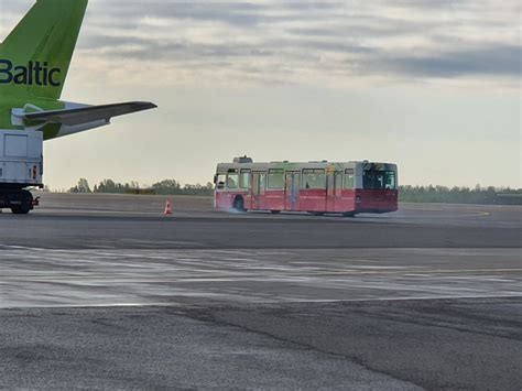 Nuotrauka su kemperiu, autobusu ir lėktuvo interjeru