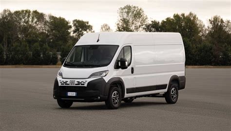 Techninė Fiat Ducato ratlankio diagrama su paaiškinimais apie matmenis, tokius kaip ET, J (plotis), PCD ir CB