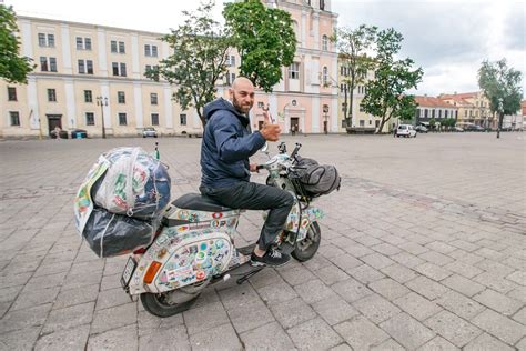Tematinė nuotrauka: žmogus važiuojantis elektriniu motoroleriu miesto aplinkoje