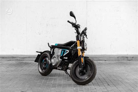 Nuotrauka: BMW CE 02 elektrinis motoroleris, stovintis mieste