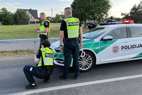 Sudegusio vilkiko ir lengvojo automobilio nuolaužos po avarijos ties Katūniškiais, dirbančios gelbėjimo tarnybos