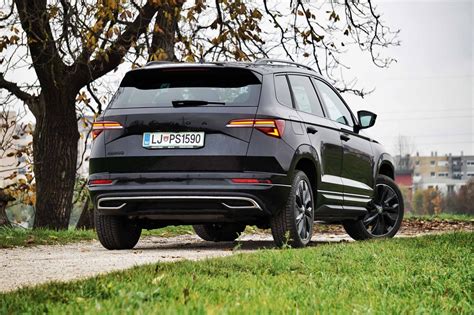 Škoda Karoq Sportline eksterjero detalės, įskaitant LED žibintus ir Sportline logotipą