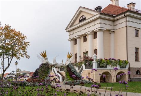 istorinis Pakruojo dvaro fasadas, apšviestas vakare