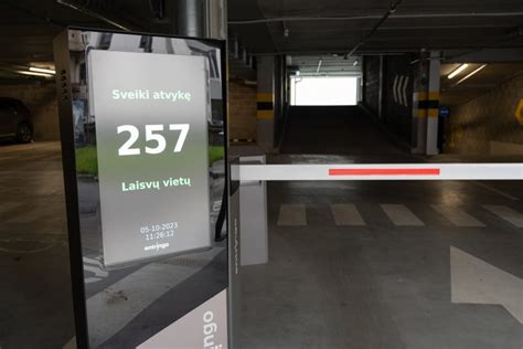 Tematinė nuotrauka: tvarkinga automobilių stovėjimo aikštelė su aiškiais ženklais