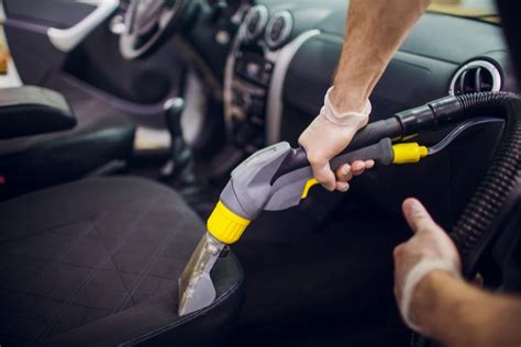 Rankinis automobilio sėdynės valymas