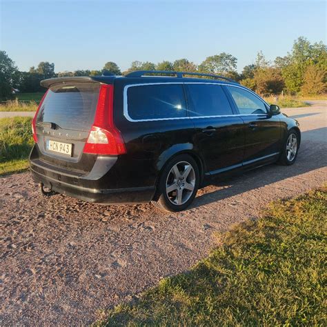 Infografika, lyginanti centrinių skylių dydžius skirtingoms V70 kartoms