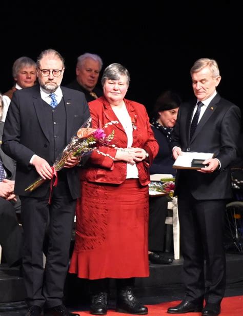Dr. Aldonos Vasiliauskienės portretas su apdovanojimais