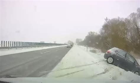 Nuo kelio nuslydęs automobilis