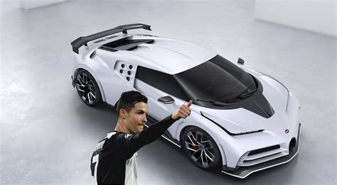 Cristiano Ronaldo prie savo Bugatti Centodieci