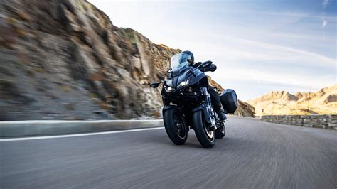 „Yamaha Niken“ motociklo priekinės važiuoklės schema, demonstruojanti pasvirimo mechanizmą