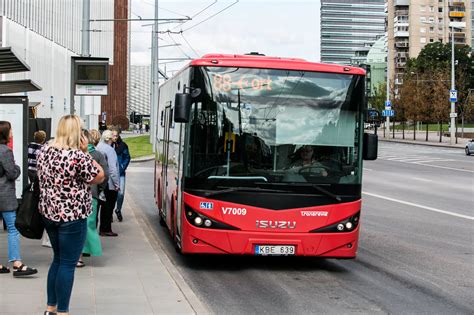 Senovinis autobusas Kauno gatvėje: istorinė iliustracija