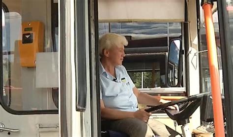 Troleibuso vairuotoja prie vairo, vežanti keleivius