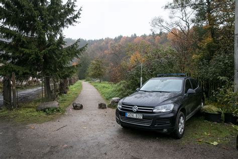 Nuotrauka: gerai prižiūrimas Volvo automobilis prie Švedijos ežero